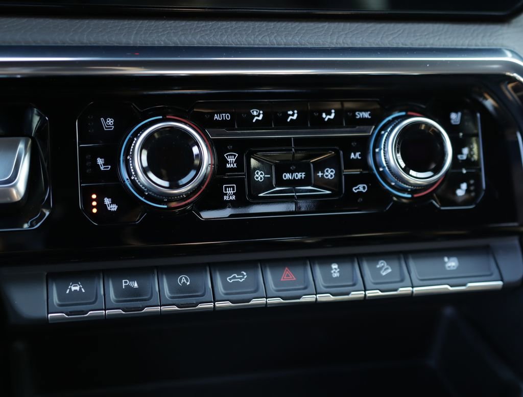 Used 2023 White Frost Tricoat GMC Denali image 17