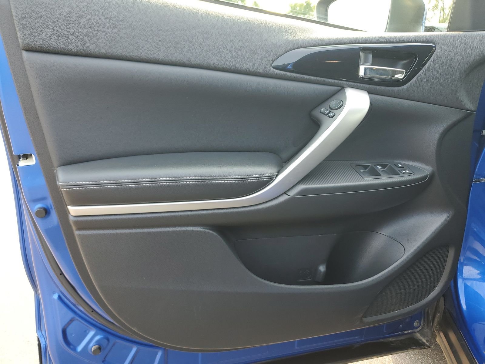 Used 2022 Blue Mitsubishi SE image 11
