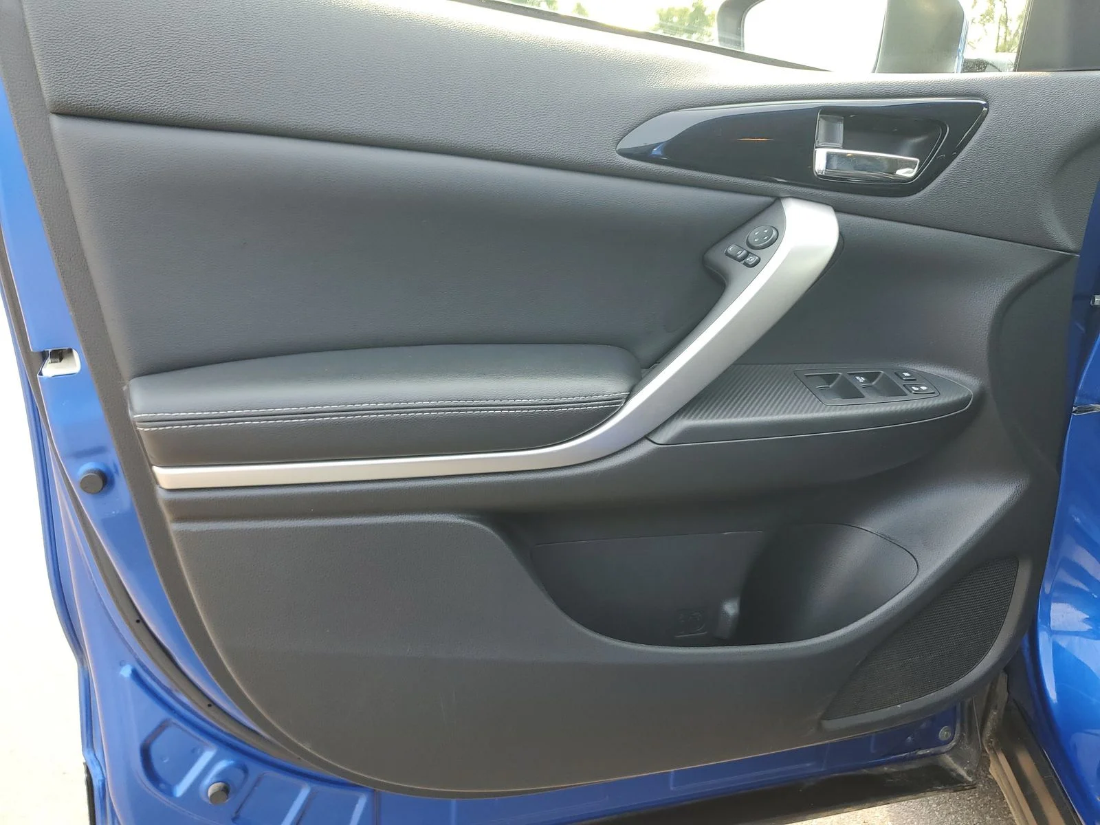 Used 2022 Blue Mitsubishi SE image 11