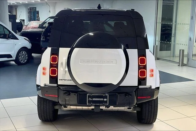 Used 2024 White Land Rover X-Dynamic SE image 3