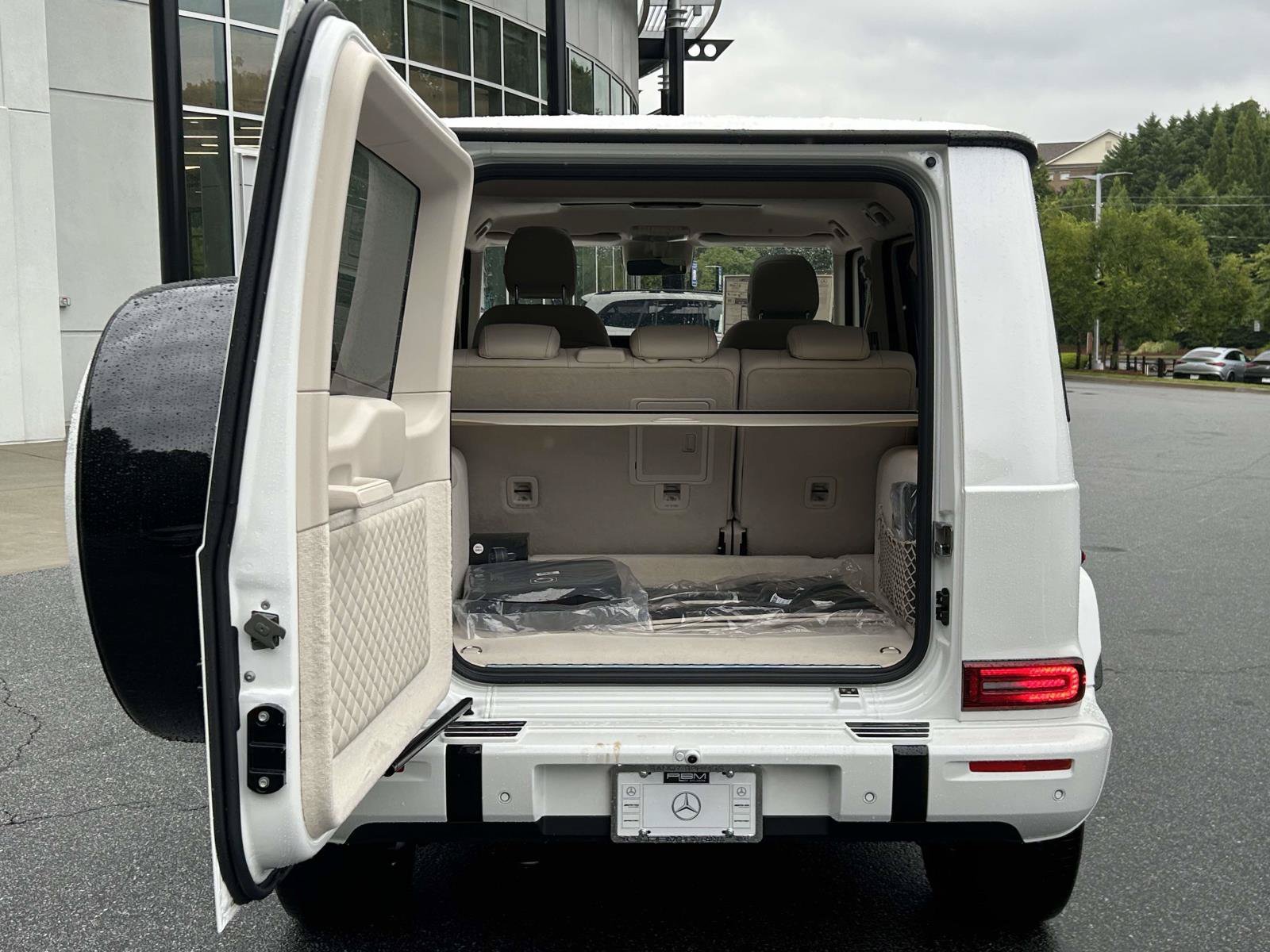 New 2027 MANUFAKTUR Moonlight White Metallic Mercedes-Benz G 580e SUV image 8