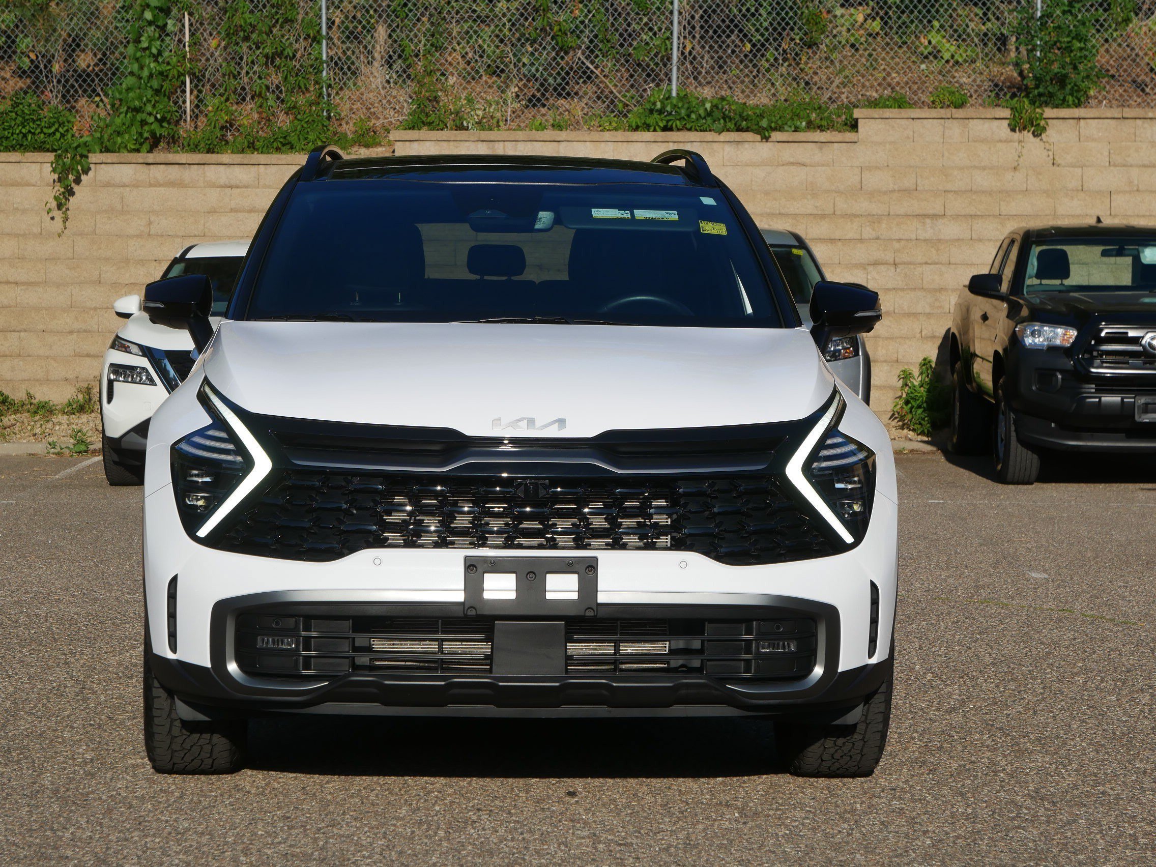 Used 2024 Glacier White Pearl/Ebony Black Roof Kia X-Pro Prestige image 2