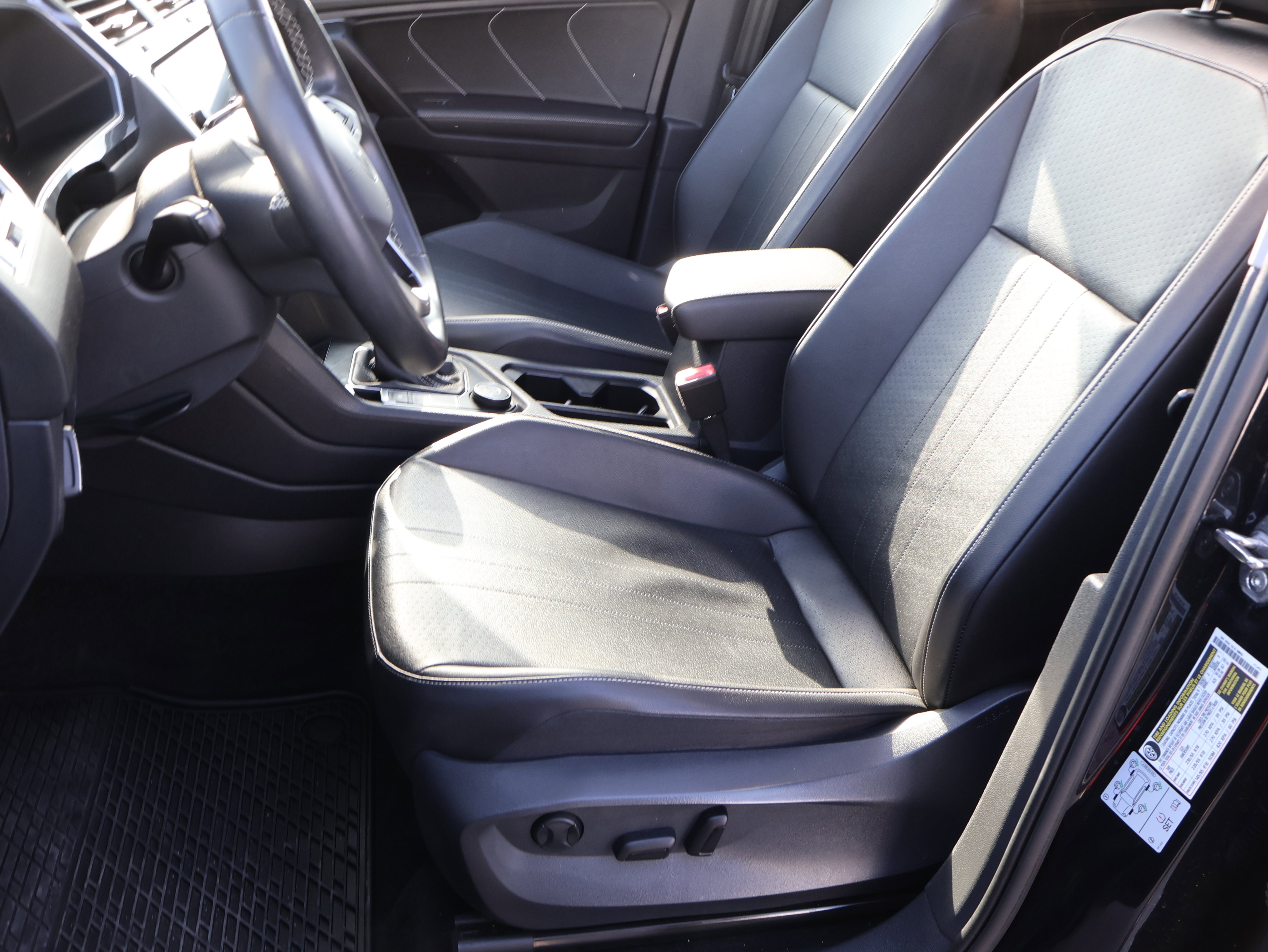 2022 Volkswagen Tiguan SE - Photo 41