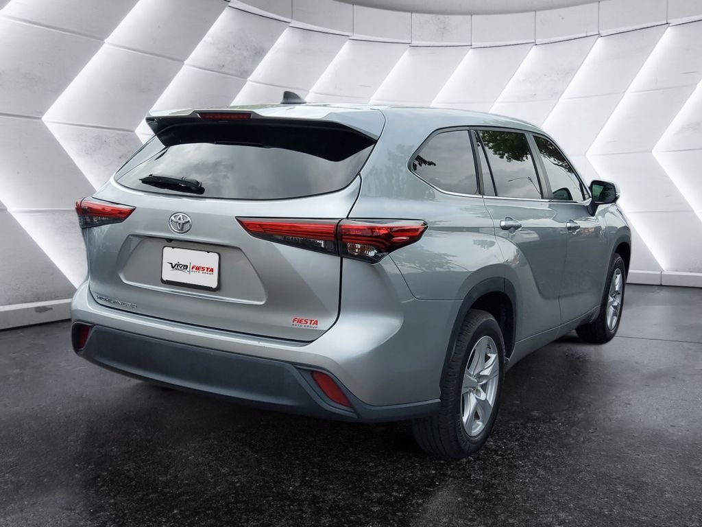 Used 2023  Toyota L image 4
