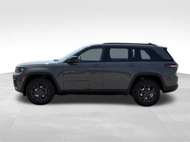 New 2027 Sting-Gray Clearcoat Jeep Laredo Altitude image 5