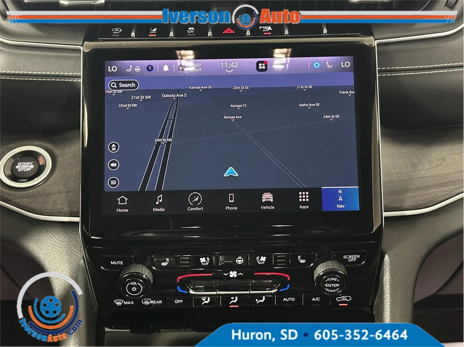 Used 2024 Midnight Sky Jeep Limited image 27