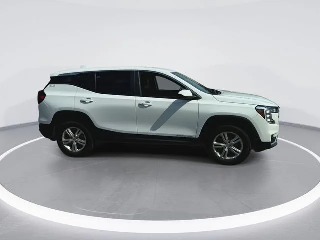 Used 2024 White GMC SLE image 2