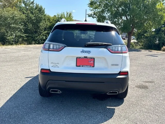Used 2021 White Jeep Latitude Lux image 6