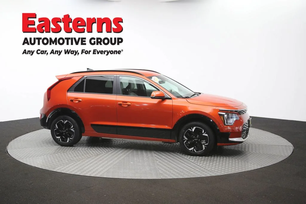 Used 2023 Red Kia Wind image 45
