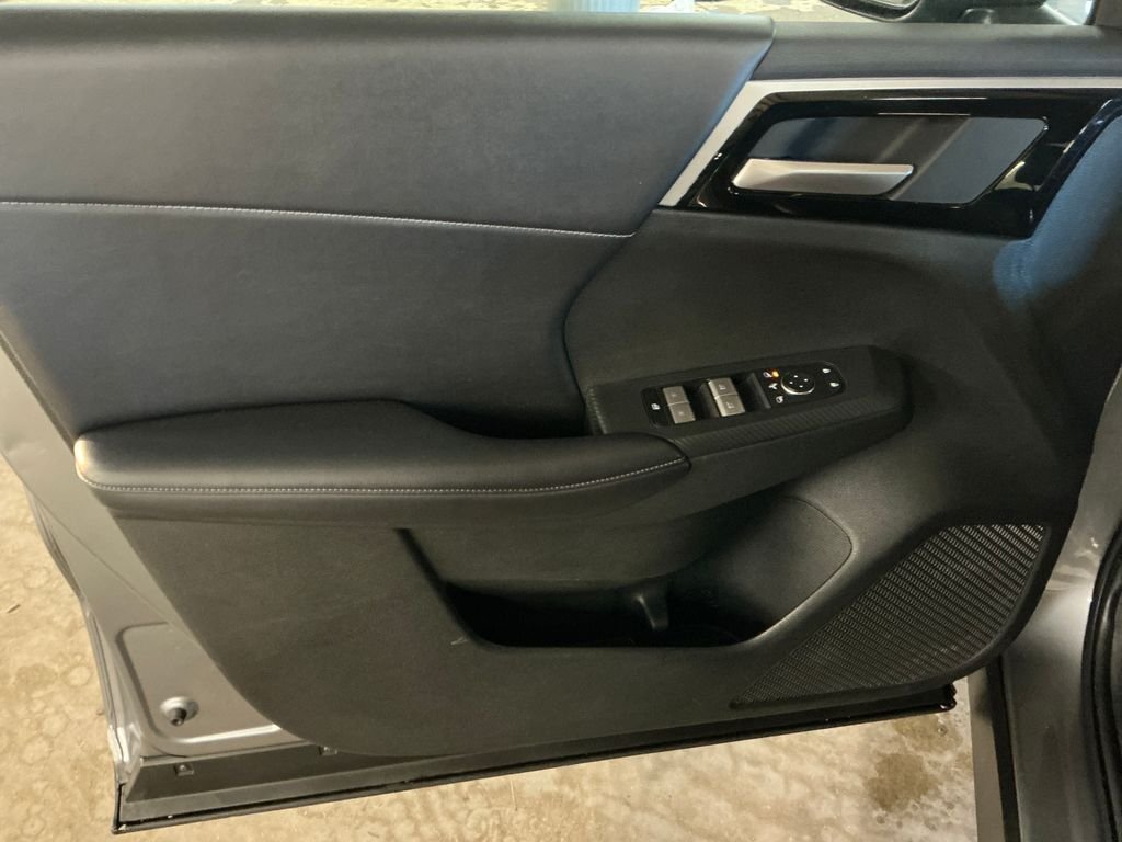 Used 2024  Mitsubishi SE image 13
