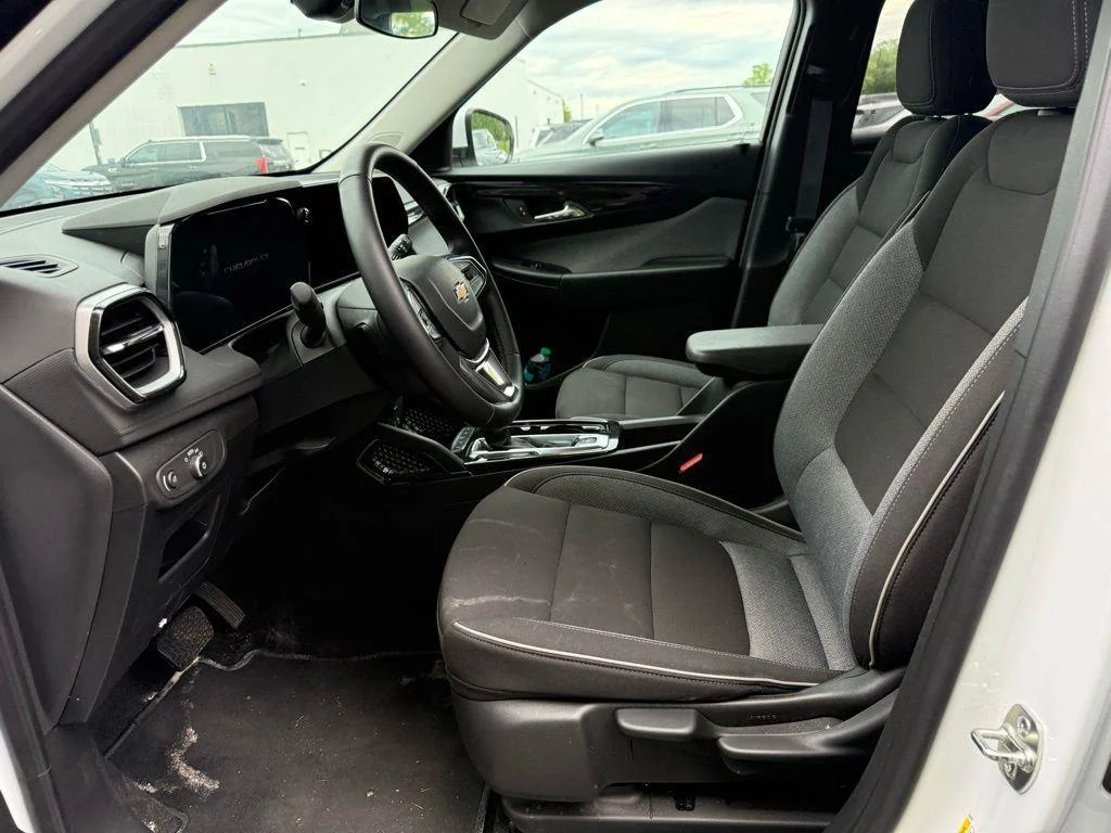 Used 2024 Summit White Chevrolet LT image 3