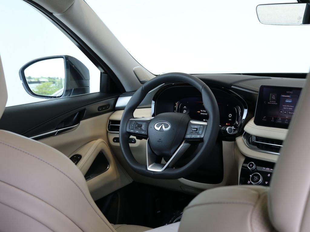 Used 2023 White INFINITI LUXE image 44