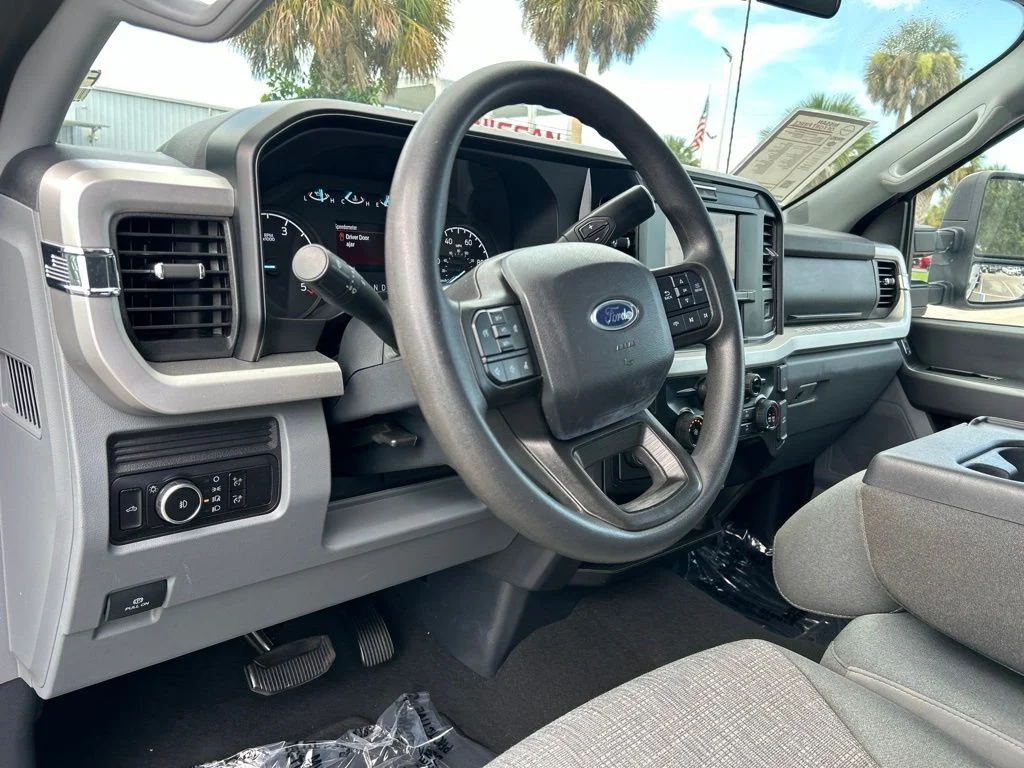 Used 2025 Oxford White Ford XLT image 22
