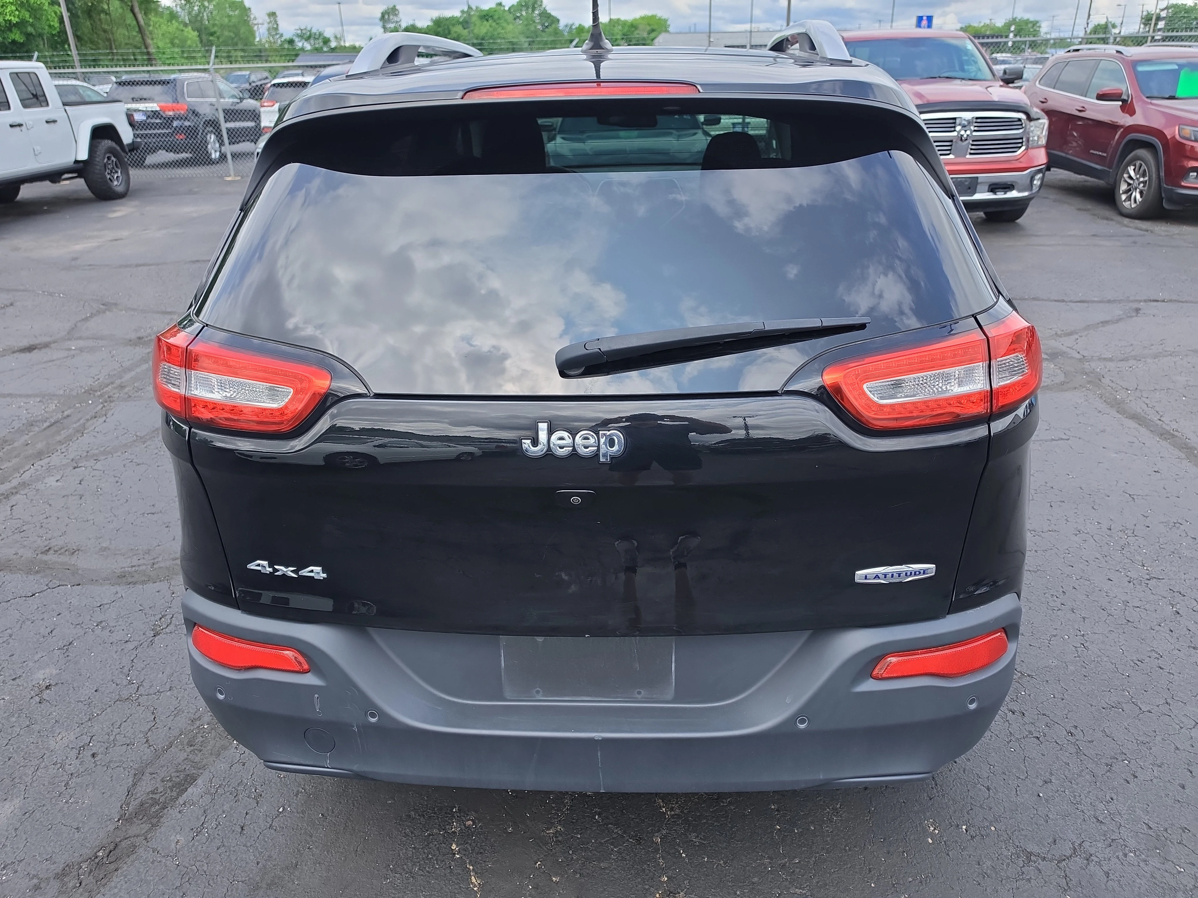 Used 2018 Diamond Black Crystal Pearlcoat Jeep Latitude image 4