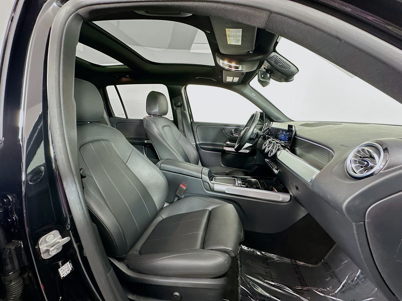 Used 2025 Black Mercedes-Benz GLB 250 image 27