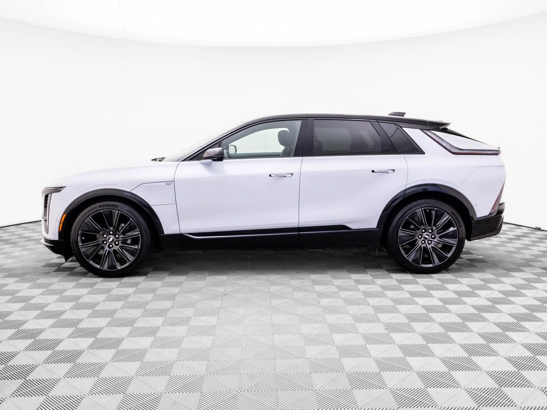 Used 2026 White Cadillac Signature Sport image 2