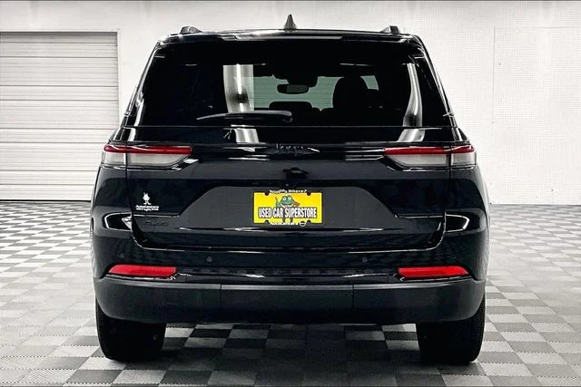 Used 2023 Diamond Black Crystal Pearlcoat Jeep Altitude X image 5