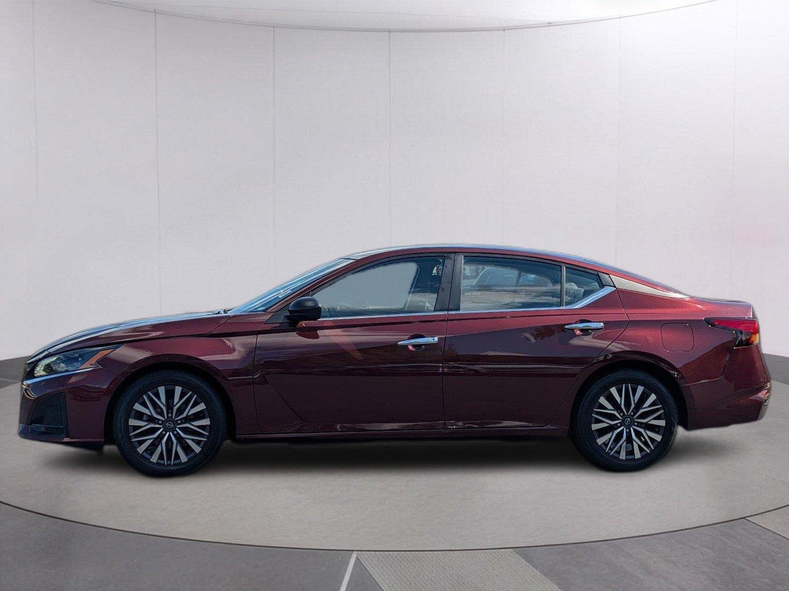 Used 2025 Garnet Pearl Metallic Nissan SV image 2