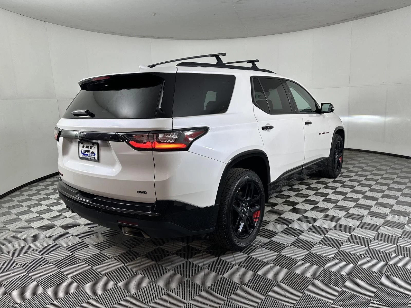 Used 2018 Iridescent Pearl Tricoat Chevrolet Premier image 4