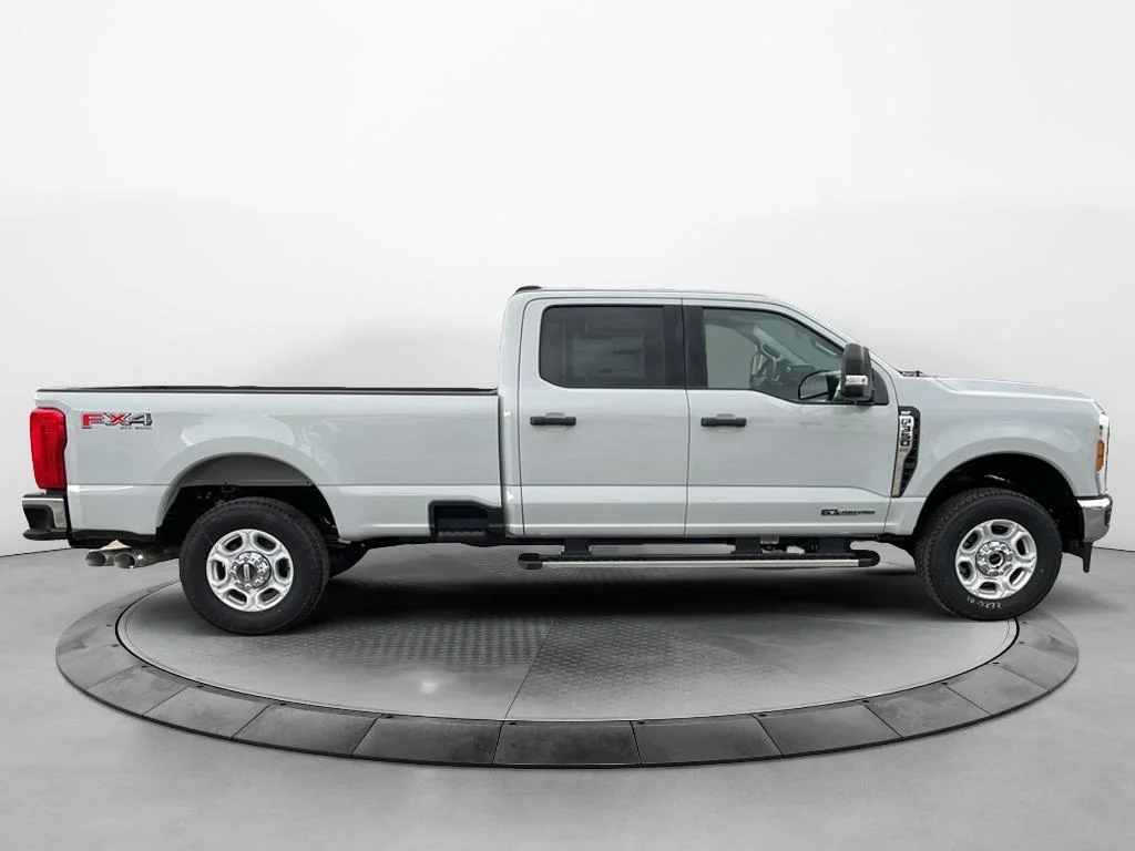 New 2026 Avalanche Ford F-350® XLT image 7