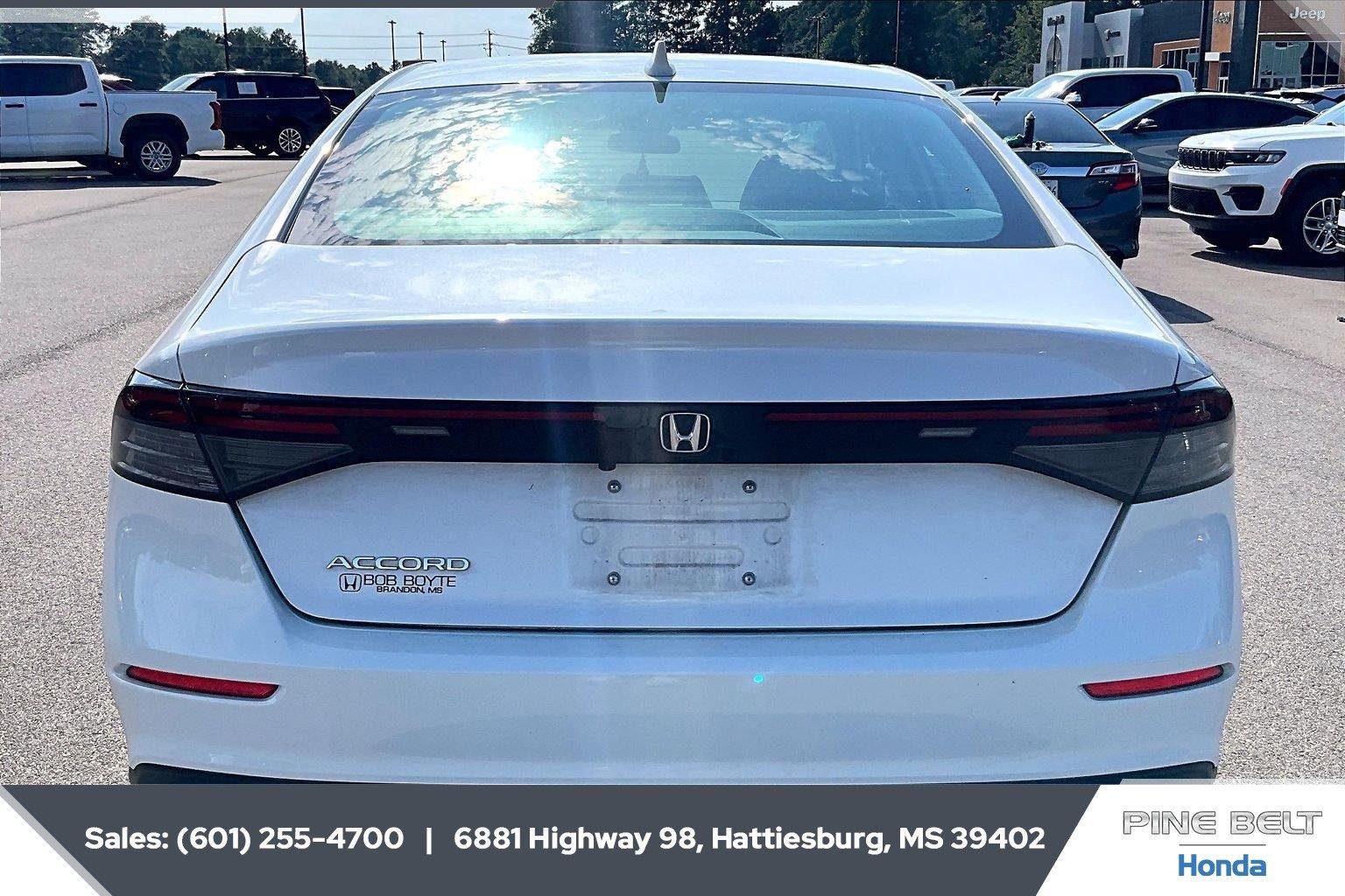 Used 2025 Platinum White Pearl Honda LX image 4