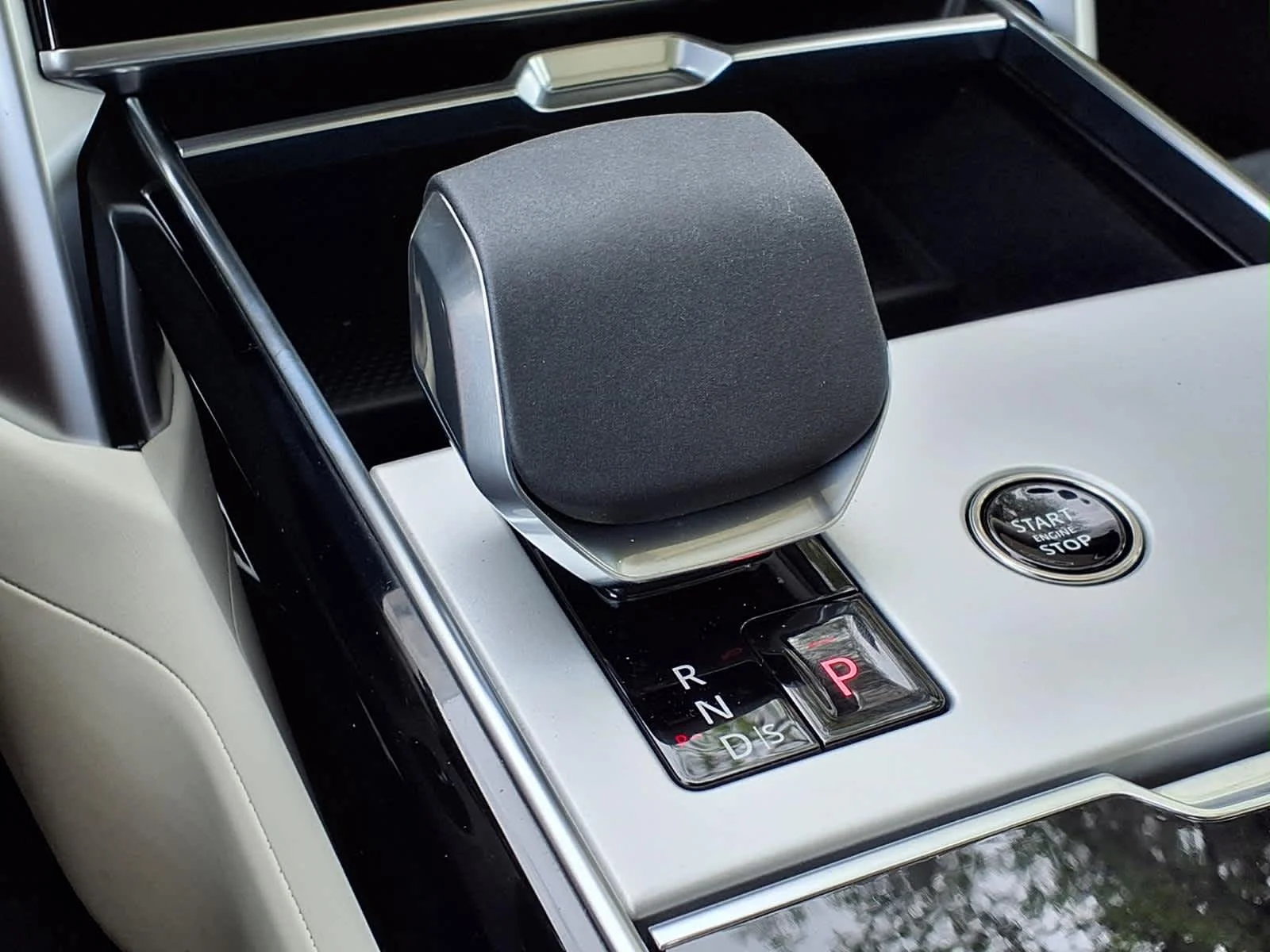 New 2026 Fuji White Land Rover SE image 16