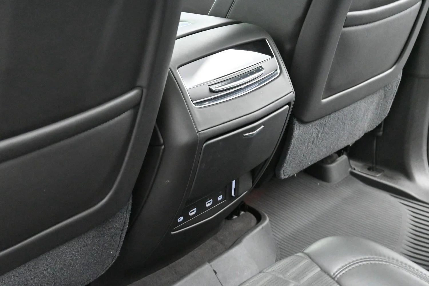Used 2021 CRYSTAL WHITE TRICOAT Cadillac Sport Platinum image 35