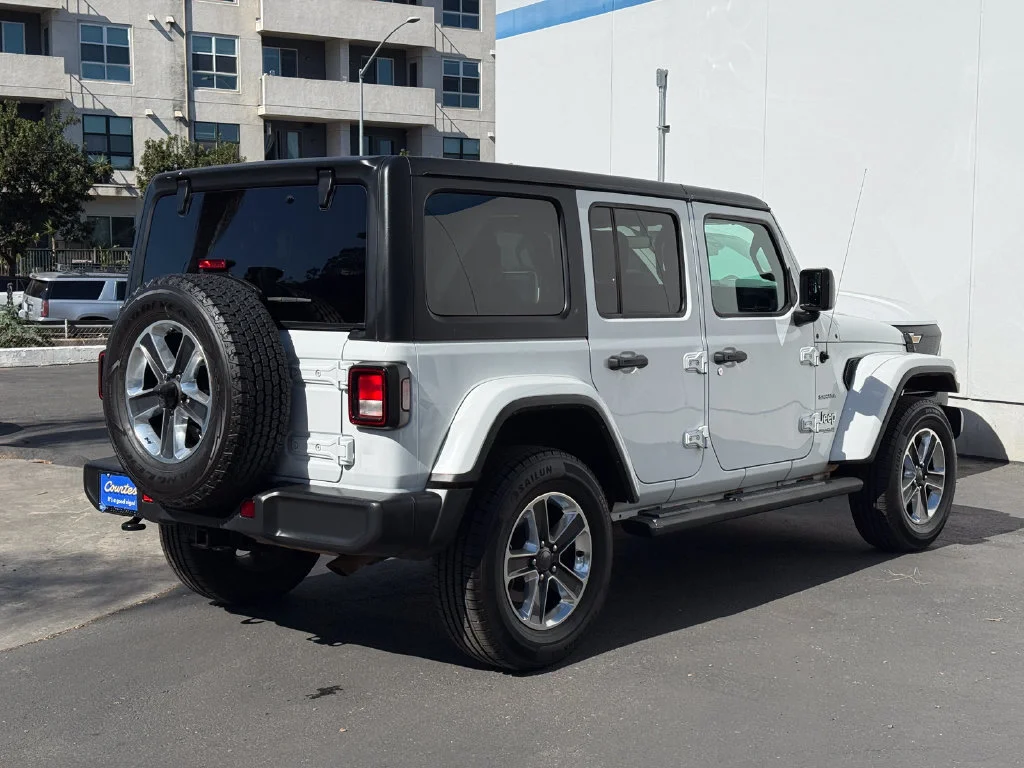 Used 2022  Jeep Unlimited Sahara image 7