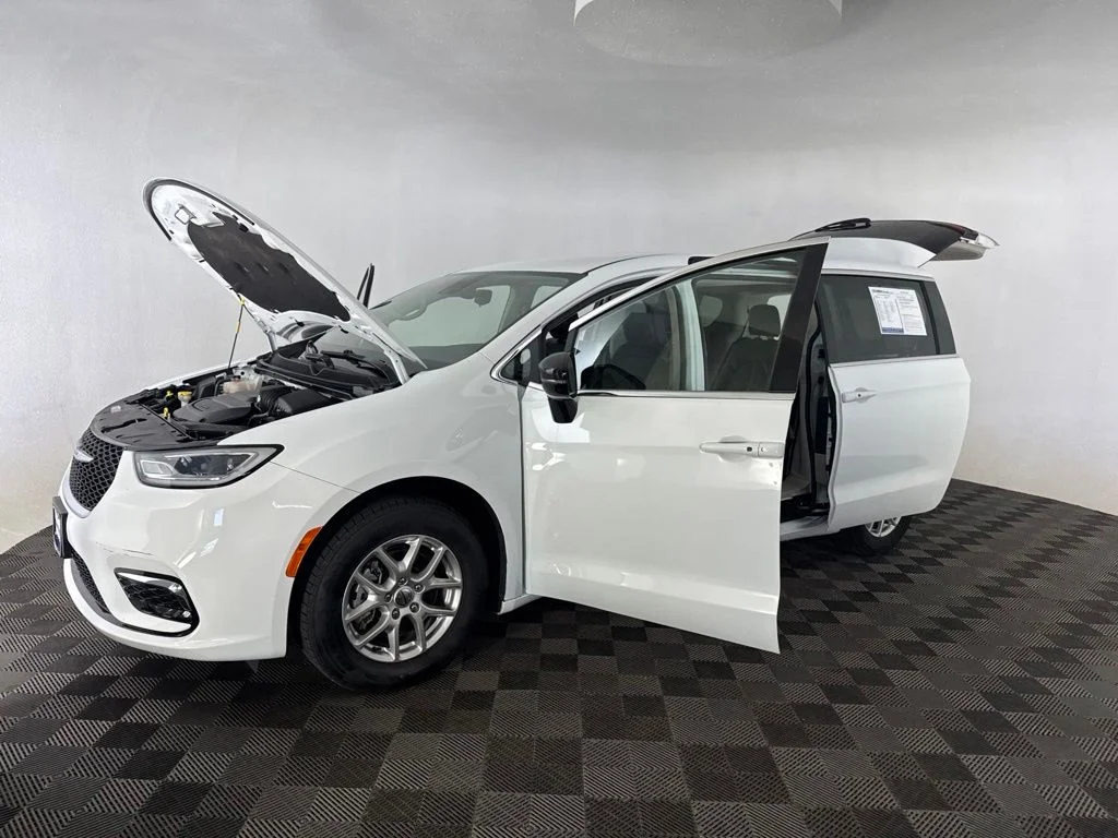 Used 2024 White Chrysler Touring L image 11