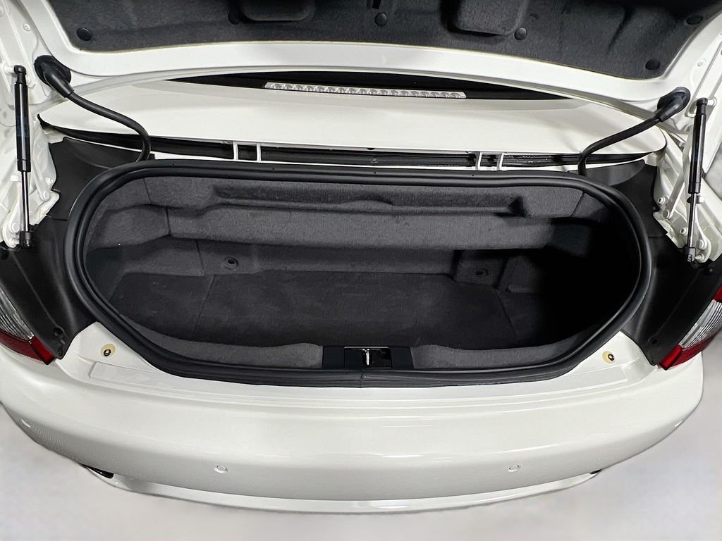 Used 2016 White Maserati Sport image 25