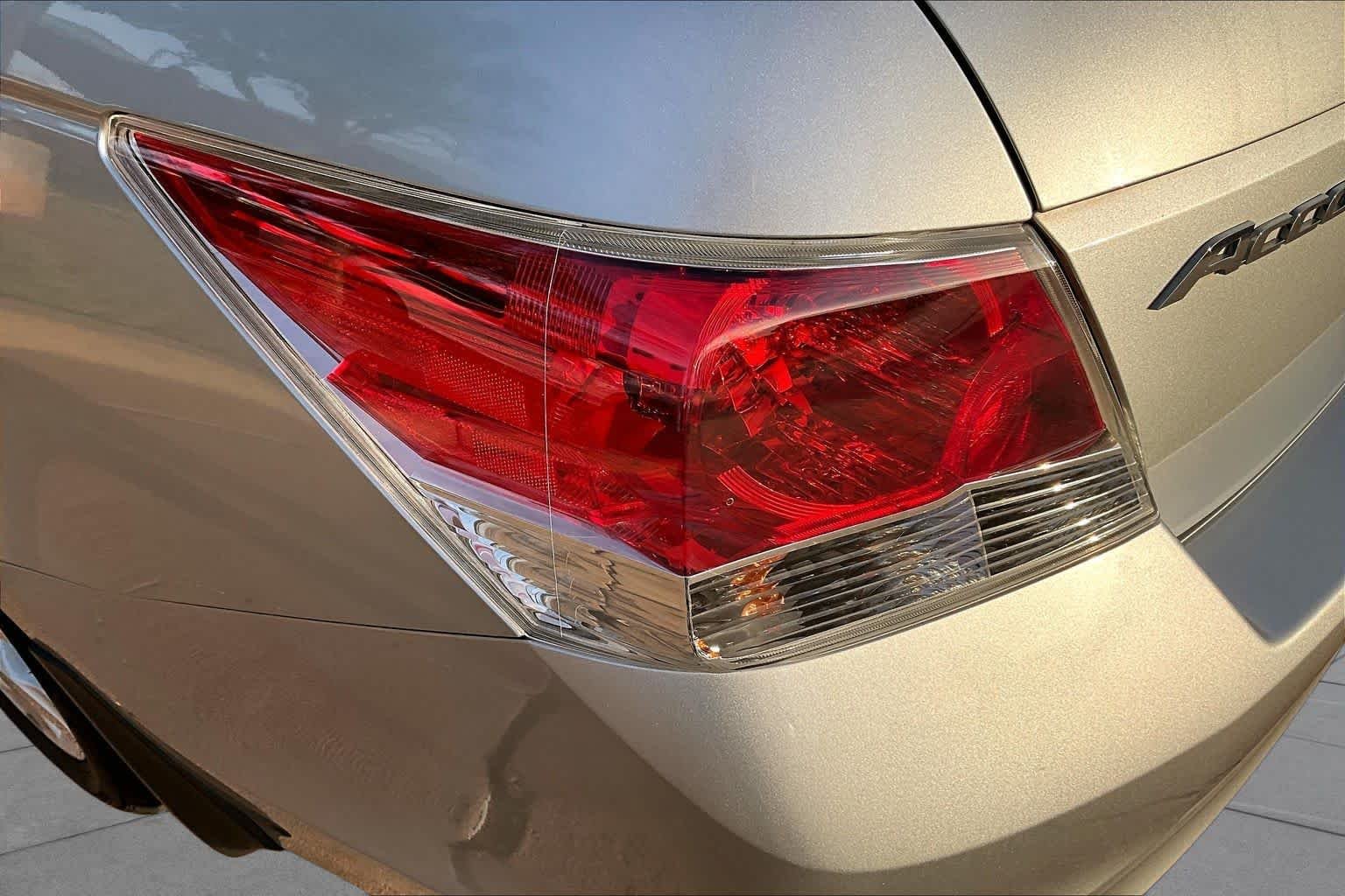 Used 2009 Alabaster Silver Metallic Honda EX-L image 26