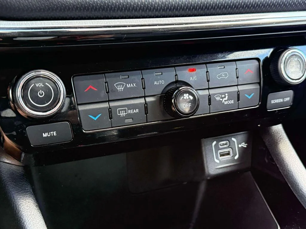 Used 2022 White Jeep Trailhawk image 25