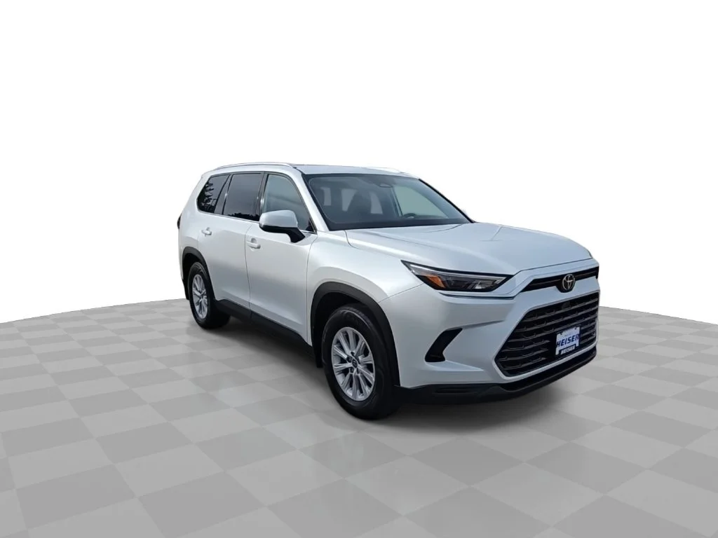 Used 2024  Toyota XLE image 2