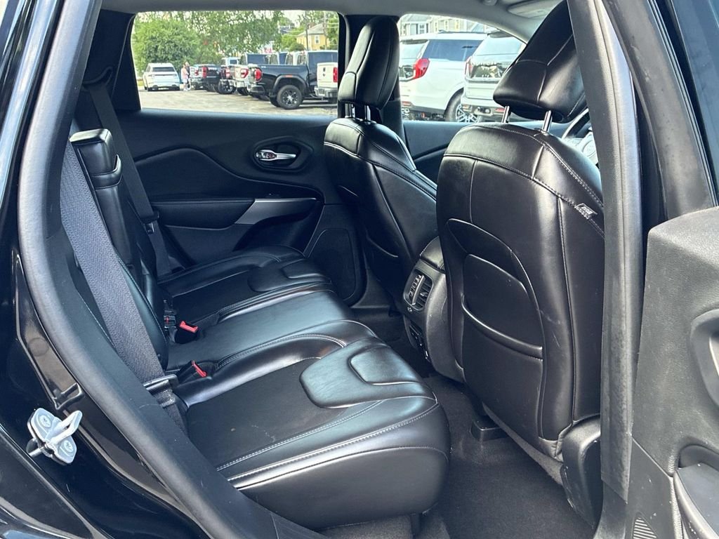 Used 2019 Black Jeep Latitude Plus image 10