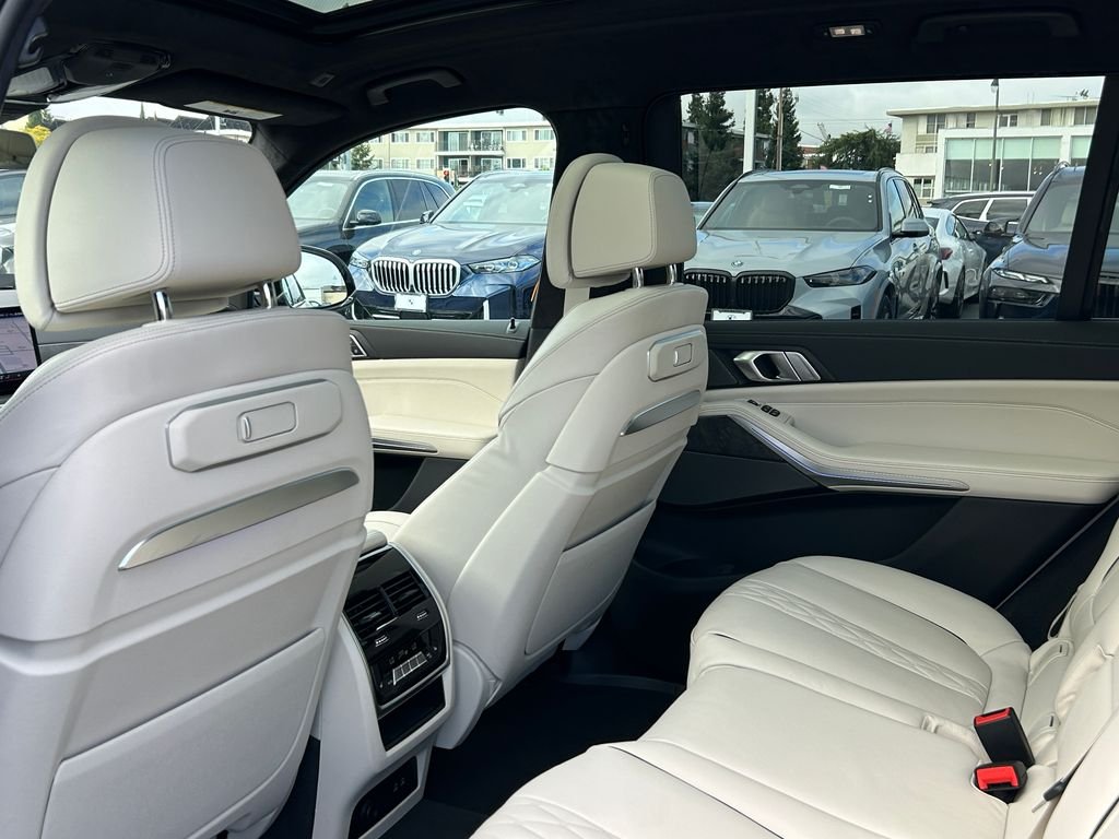 Used 2026 Alpine White BMW M60i image 31