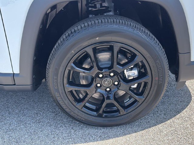 New 2026 Bright White Clear-Coat Exterior Paint Jeep Latitude image 11
