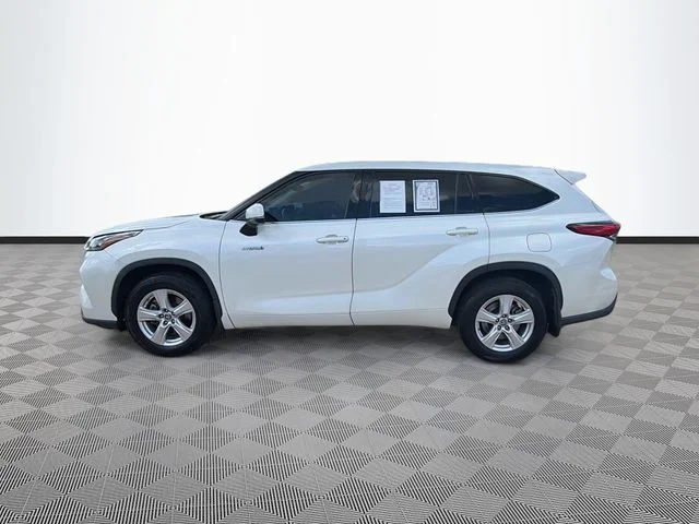 Used 2020 White Toyota LE image 4
