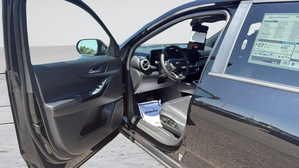 New 2027 Mosaic Black Metallic Chevrolet FWD LT image 24