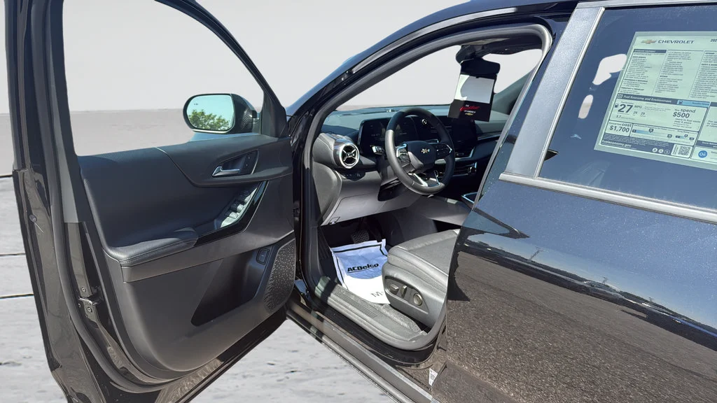 New 2027 Mosaic Black Metallic Chevrolet FWD LT image 24