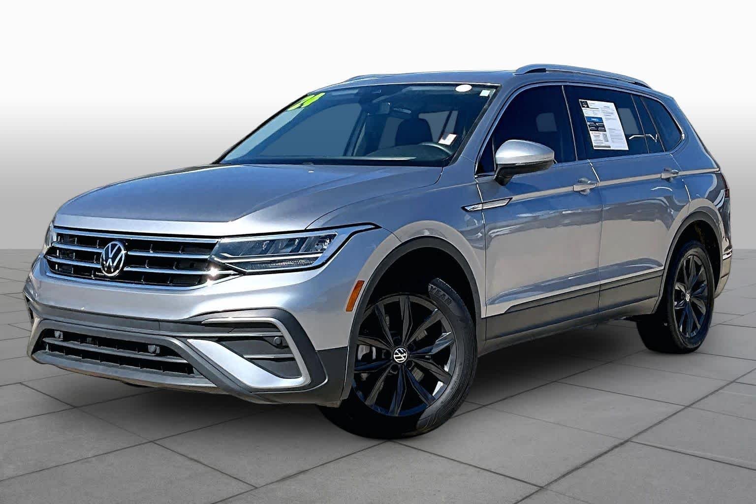 Used 2024 Pyrite Silver Metallic Volkswagen SE image 2
