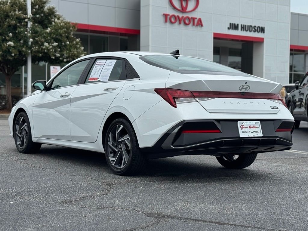 Used 2025 White Hyundai SEL Convenience image 9