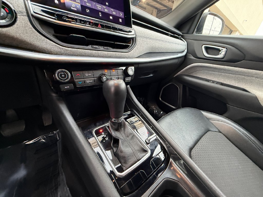 Used 2024 White Jeep Latitude image 22