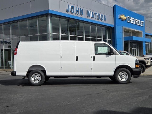 New 2026 Summit White Chevrolet WT image 4
