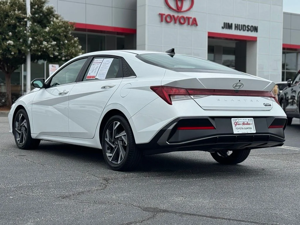 Used 2025 White Hyundai SEL Convenience image 9