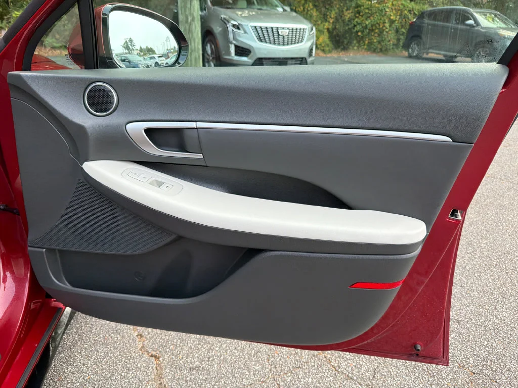 Used 2025 Red Hyundai SEL Convenience image 14