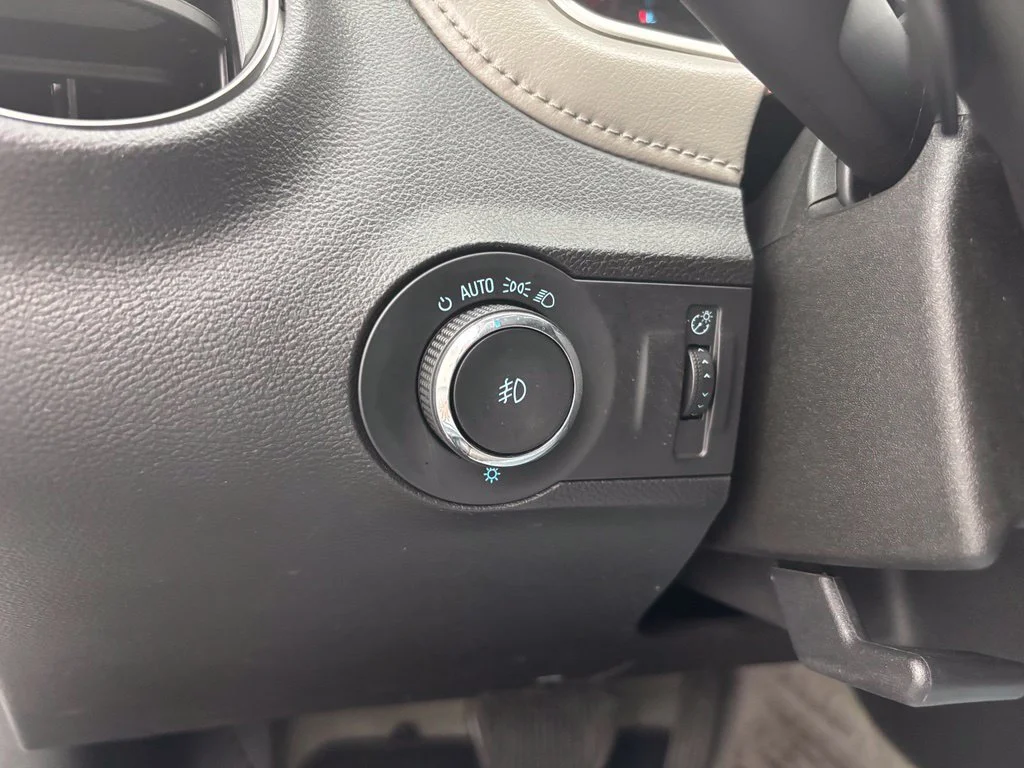 Used 2015 White Chevrolet 2LT image 26