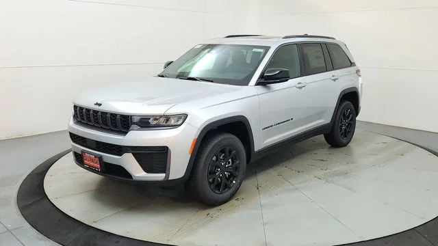 New 2026 Silver Zynith Exterior Paint Jeep Laredo Altitude image 3