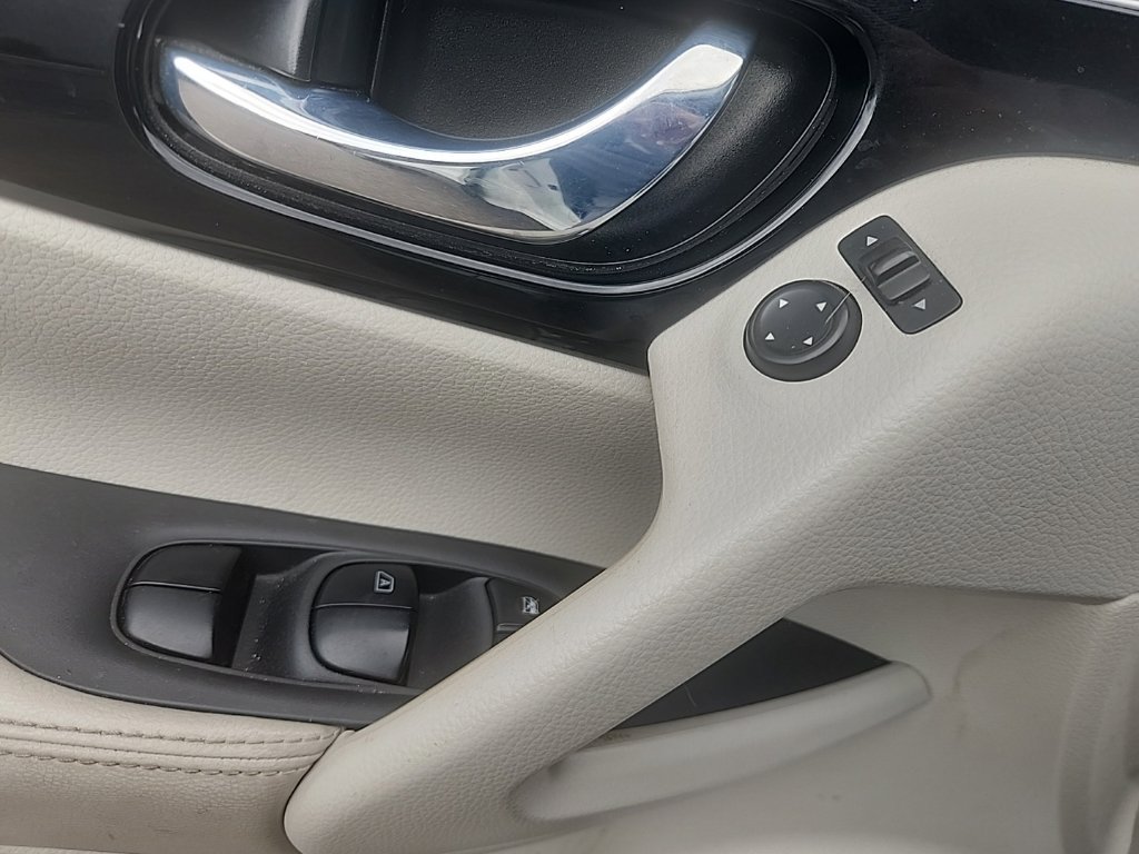 Used 2017 White Nissan SL image 27