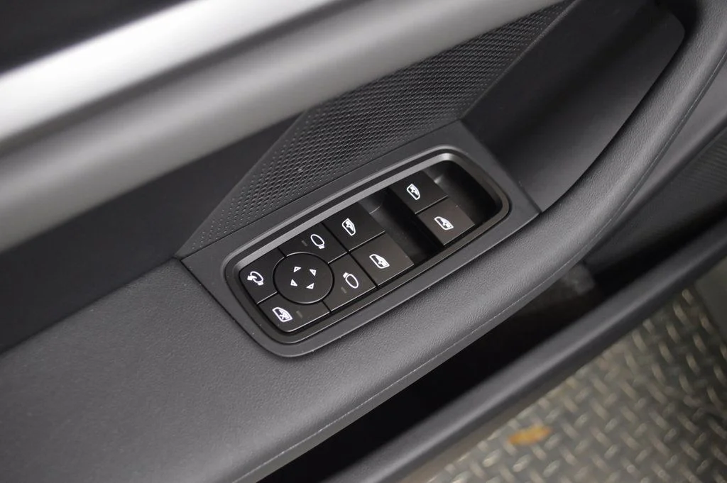 Used 2025 Slate Grey Neo Porsche 4 image 18