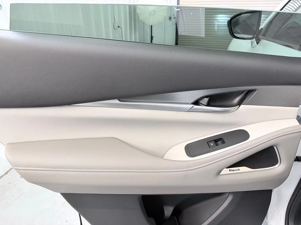 New 2027 RADIANT WHITE INFINITI Luxe FWD image 32